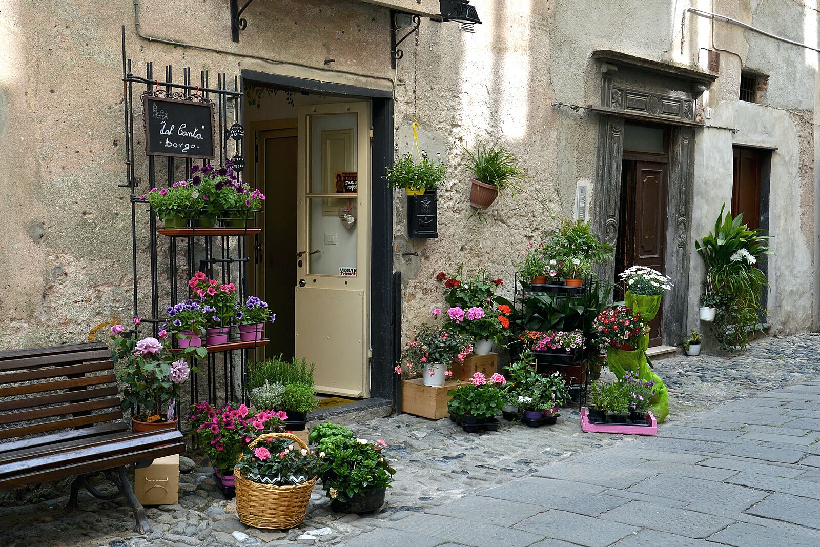 Un negozio di fiori con le piante esposte sulla strada
