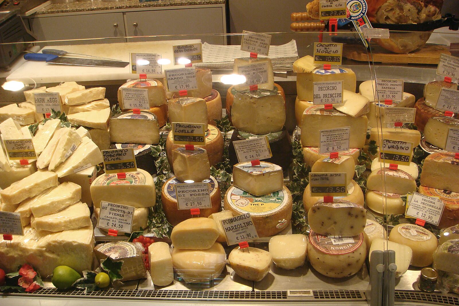Il banco dei formaggi di un negozio di alimentari