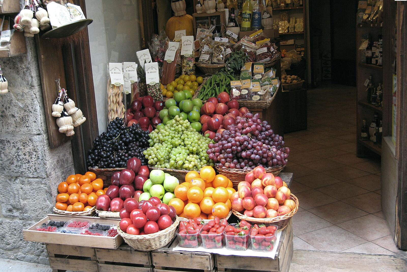 Il banco di frutta esposto davanti a una bottega