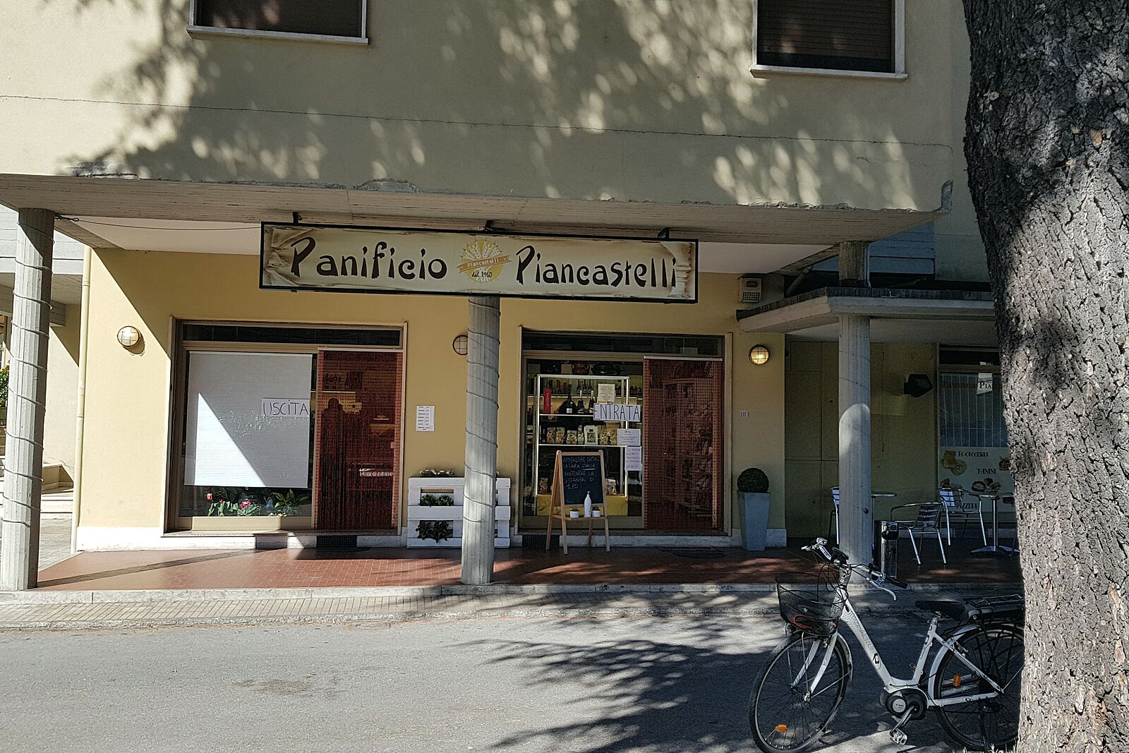 L’insegna e la vetrina di un panificio di paese