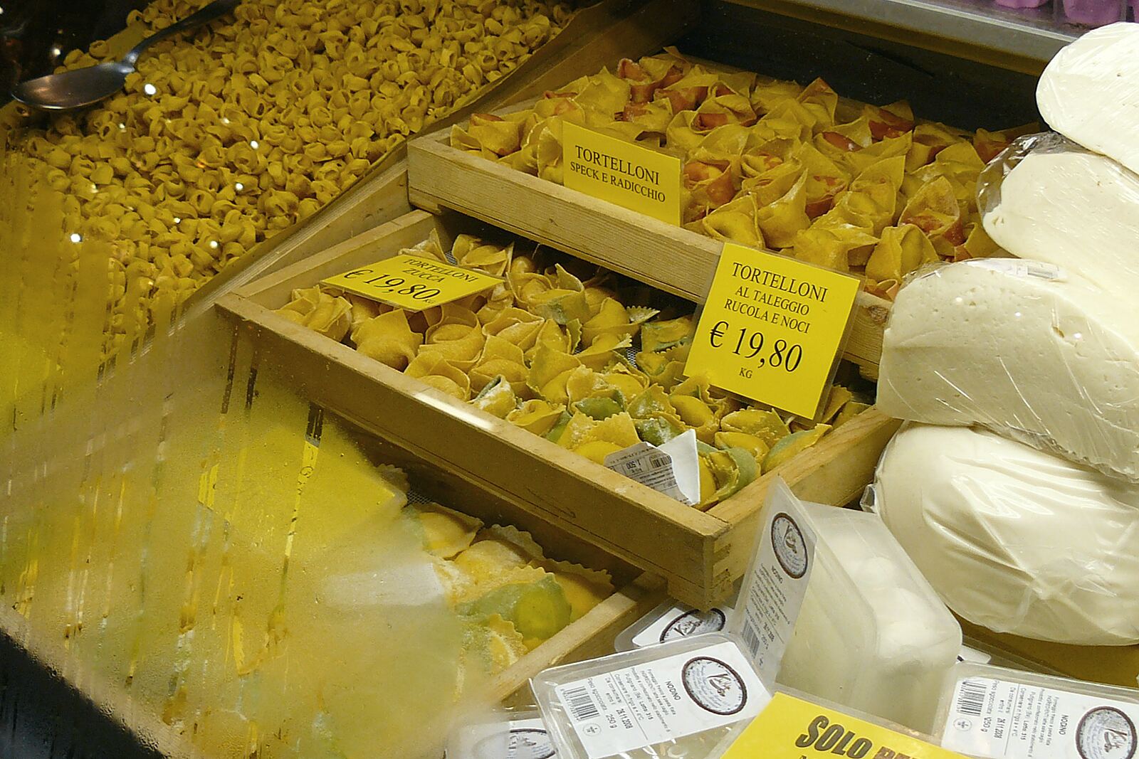 Tortelloni freschi al banco, con il cartellino del prezzo