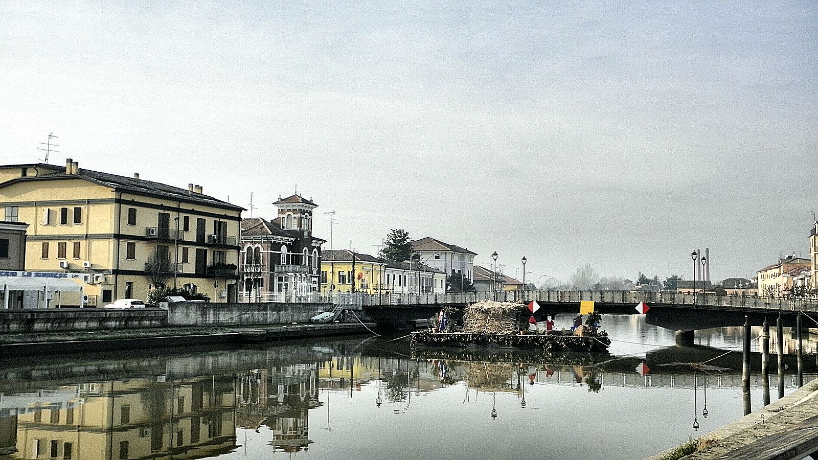 Codigoro riflessa nel Po di Volano, vista dalla Riviera Cavallotti